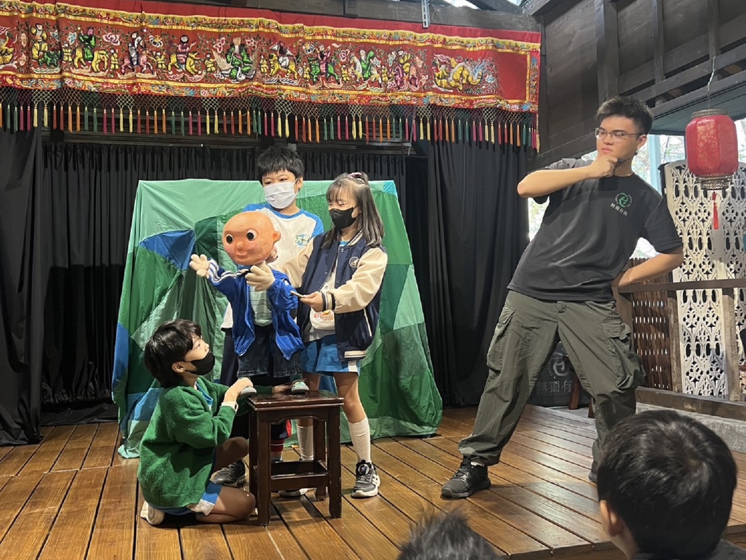 08_參觀新竹241藝術空間,脫下鞋子入展間與作品互動
